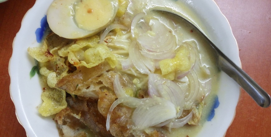 Ohn No Khauk Swe (Burmese Chicken Coconut Noodle Soup) thumbnail